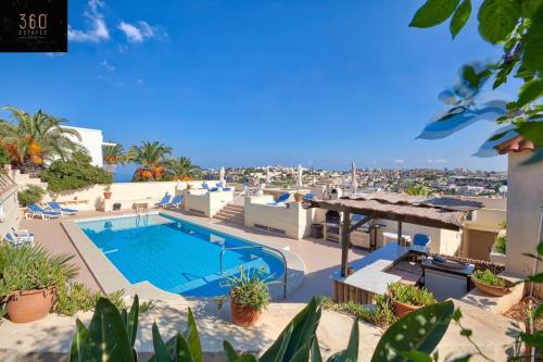 - une vue sur la piscine sur le toit d'une maison dans l'établissement One of a kind villa with WI-FI, Private pool & BBQ by 360 Estates, à Mellieħa