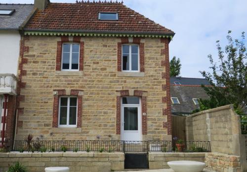 Maison rénovée avec jardin au centre de TREBEURDEN REF-664