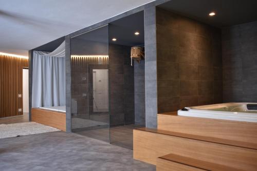 bagno con vasca, doccia e lavandino di Aldeia Bianca Village ad Almenno San Salvatore