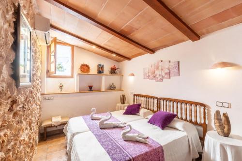 een slaapkamer met 2 bedden in een kamer bij Finca Can Jeroni in Felanitx