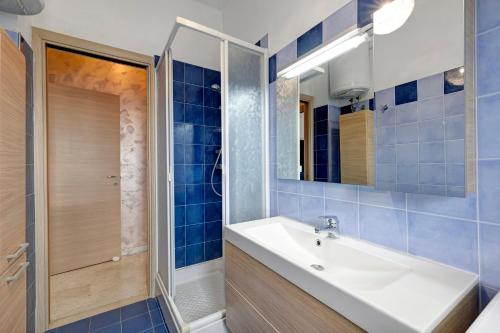 une salle de bain avec lavabo et douche dans l'établissement Appartamento Le Vele, à Borghetto Santo Spirito