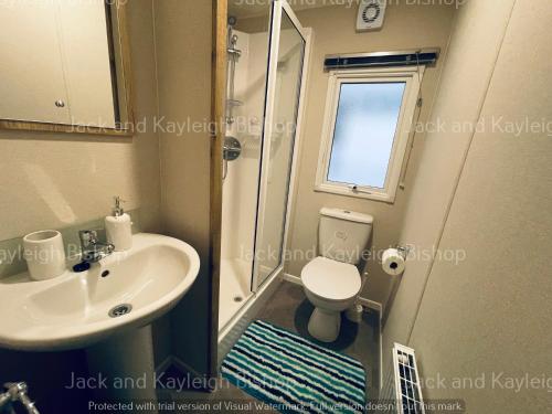 uma casa de banho com um lavatório, um WC e um chuveiro em 3-Bedroom Holiday Home with Valley Views em Newquay