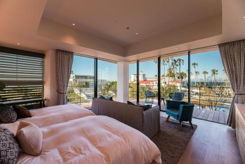 a bedroom with a large bed and a balcony at MALIBU HOTEL in Zushi