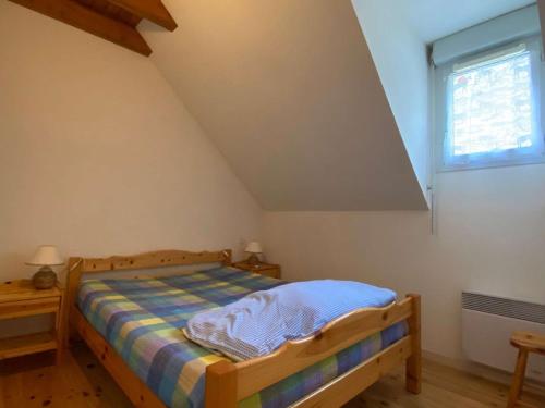une chambre avec un lit et une fenêtre dans l'établissement Duplex T3 7 pers, calme, terrasse, parking, proche Luz-St-Sauveur - FR-1-402-36, à Esquièze - Sère