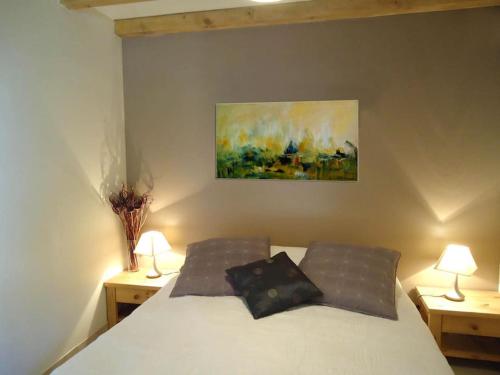 une chambre avec un lit blanc avec deux oreillers dans l'établissement STUDIO TERRASSE PISCINE UZES PONT DU GARD, à Pougnadoresse