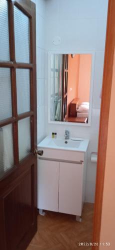 uma casa de banho com um lavatório e um espelho em Damontanha 2 em Ribeira Grande