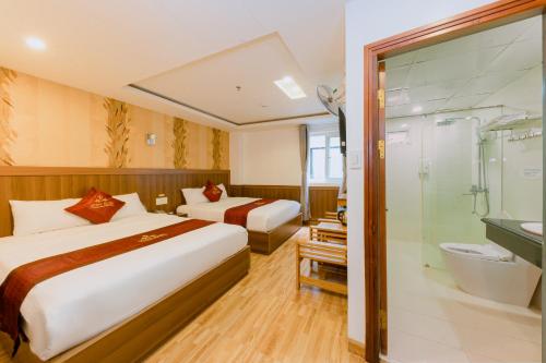 Giường trong phòng chung tại Dubai Nha Trang Hotel managed by HT