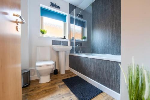 インバネスにあるModern City Centre Apartment in Invernessのバスルーム(洗面台、トイレ付)、窓が備わります。