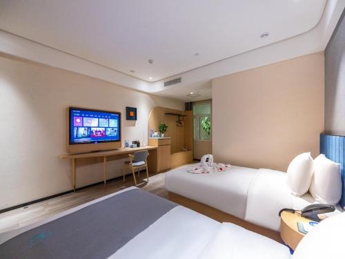 سرير أو أسرّة في غرفة في LanOu Hotel Lanzhou Zhengning Road Night Market