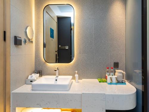 Gallery image of LanOu Hotel Shanghai Sheshan National Forest Park Happy Valley in Songjiang