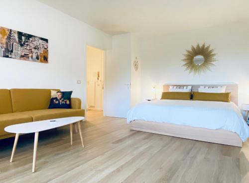 una camera con un grande letto e un divano di Casa Vitus a Lugano