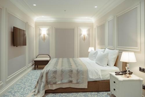 Katil atau katil-katil dalam bilik di Dekalb Hotel
