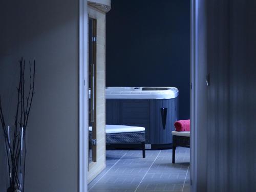 Ένα ή περισσότερα κρεβάτια σε δωμάτιο στο Hôtel-Spa-Piscine Le Petit Castel Beuzeville-Honfleur