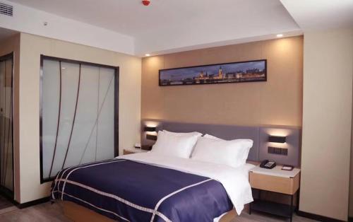 LanOu Hotel Tongcheng Traditional Chinese Medicine Hospital Easy Home tesisinde bir odada yatak veya yataklar