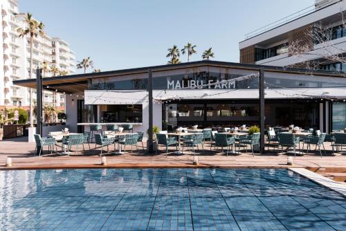 逗子市にあるMALIBU HOTELの建物の前にプール付きのレストラン