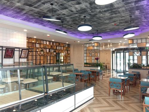 a library with tables and chairs and books at LanOu Hotel Suzhou Yongqiao Yingbin Avenue in Suzhou