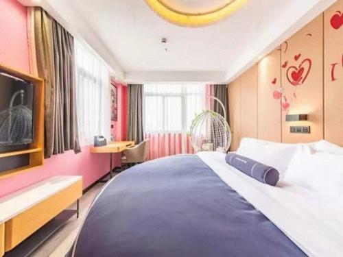 LanOu Hotel Yancheng Dafeng Yongtai Plaza في Dafeng: غرفة نوم بسرير كبير في غرفة