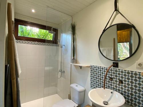 a bathroom with a sink and a mirror at Pine Lodge - direct train to Porto in Valongo