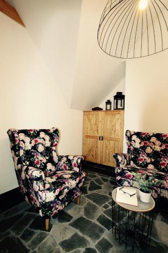 a living room with two chairs and a table at KOŃSKA GÓRKA Agroturystyka in Rabka