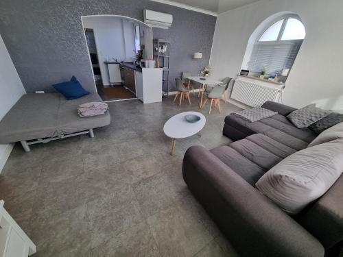 ein Wohnzimmer mit einem Sofa und einem Tisch in der Unterkunft Ferienwohnung Krapf in Dettelbach