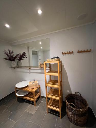 een kamer met een plank en een spiegel bij Saltstraumen Hotel in Straumen