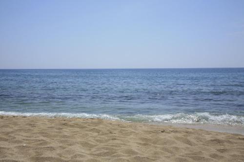 a sandy beach with the ocean in the background at Casa Solento in Maruggio