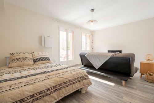 ein Schlafzimmer mit einem großen Bett und einem Sofa in der Unterkunft L'Ainstant in Bellegarde-sur-Valserine