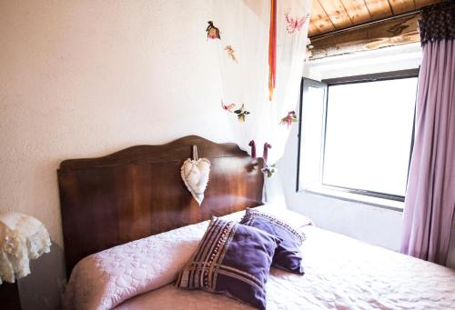 a bed with a wooden headboard in a bedroom at Freelandros Villa in Nardodipace