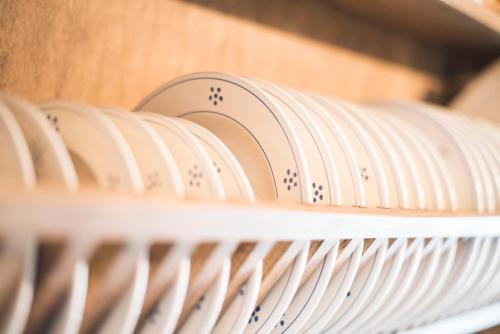 a stack of dishes in a dish rack at Freelandros Villa in Nardodipace