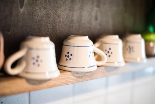a row of blue and white cups on a shelf at Freelandros Villa in Nardodipace