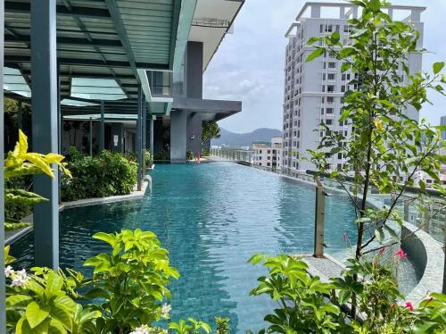 uma piscina no meio de um edifício em The Ash, 3BR Seaview by WStay @ Tropicana 218 Macalister em George Town