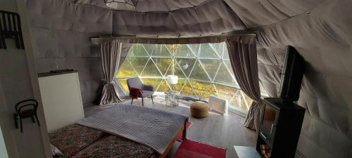 una tenda con tavolo e finestra. di Igloo Glamping LakeLand Camp a Imatra
