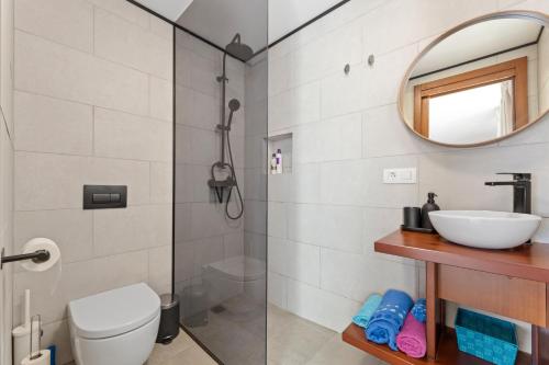 ein Bad mit einer Dusche, einem WC und einem Waschbecken in der Unterkunft Famara Loft 12 in Famara