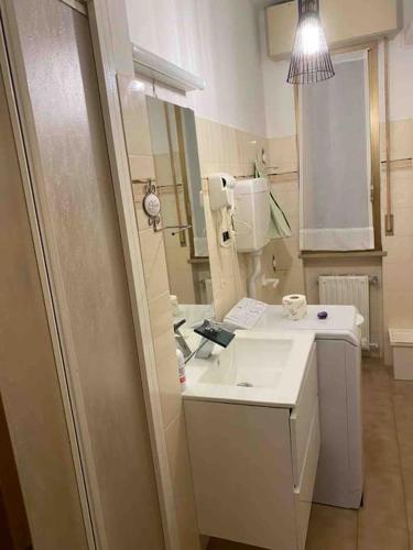 a bathroom with a white sink and a mirror at Nenè al mare appartamento con posto auto wifi e idromassaggio in Santa Margherita Ligure