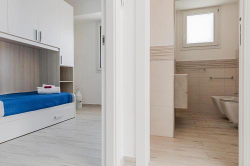 sypialnia z łóżkiem, wanną i umywalką w obiekcie Luxury Villa Urania with pool - Stella del Mare Fontanebianche w mieście Fontane Bianche