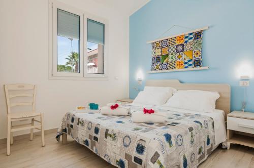 Schlafzimmer mit einem Bett, einem Tisch und einem Fenster in der Unterkunft Luxury Villa Urania with pool - Stella del Mare Fontanebianche in Fontane Bianche