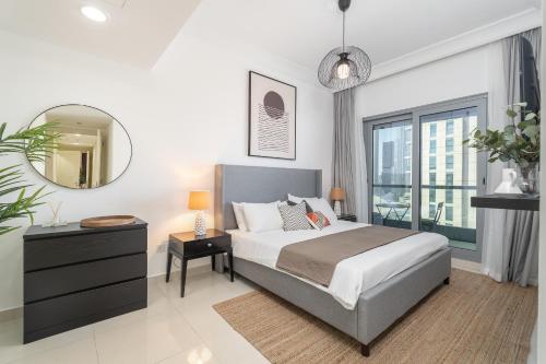 - une chambre avec un grand lit et un miroir dans l'établissement Deluxe 21st Flr Huge 3BR Pool & Gym Near Mall, à Dubaï