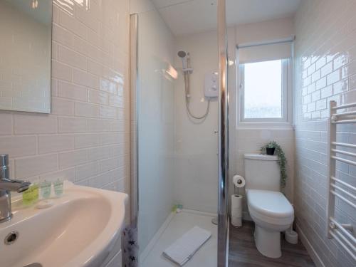 A bathroom at Pass the Keys 4 Bed Chalet Fully equipped w Free Parking WiFi