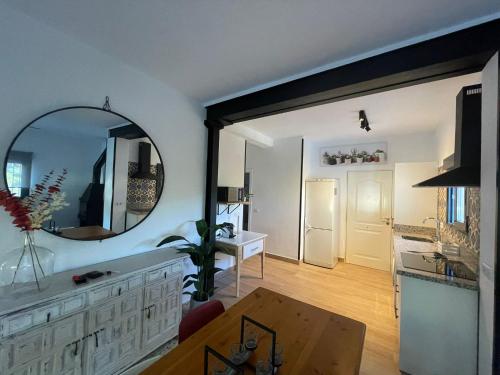 Una sala de estar con un espejo y una mesa. en La Garzona, en Andújar