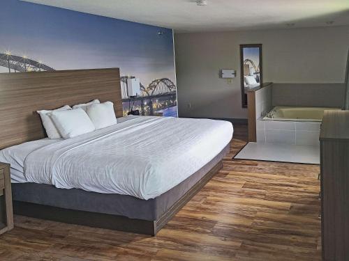 Postel nebo postele na pokoji v ubytování Clarion Pointe Bettendorf - Quad Cities