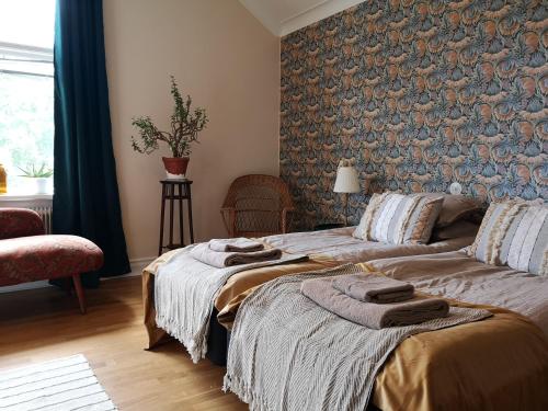 ein Schlafzimmer mit 2 Betten und Handtüchern darauf in der Unterkunft Disponentparken Café och Bed & Breakfast in Grängesberg