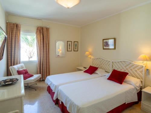 マルベーリャにあるMagnifico piso en Marbellaのベッド2台と窓が備わるホテルルームです。