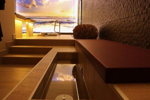 La salle de bains est pourvue d'une baignoire et offre une vue sur l'océan. dans l'établissement Hotel Riant-Séjour by WP Hotels, à Blankenberge