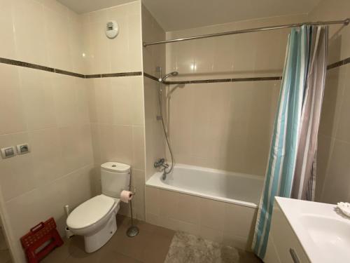 une salle de bain avec toilettes, douche et lavabo dans l'établissement VAL1- One bedroom Cannes Center, à Cannes