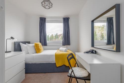 - une chambre avec un lit avec un miroir et un bureau dans l'établissement Letham Place - 3 Bedroom House - Sleeps 5 - Log Burner, à Fife