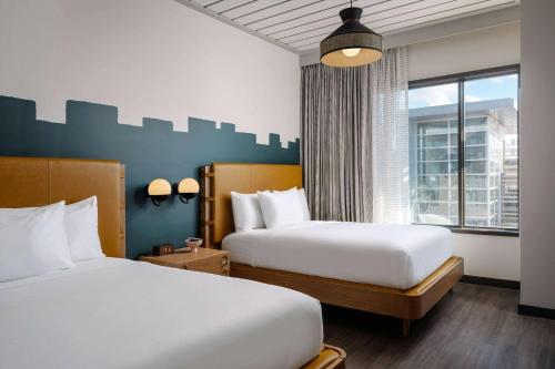 um quarto de hotel com duas camas e uma janela em Origin Austin, a Wyndham Hotel em Austin