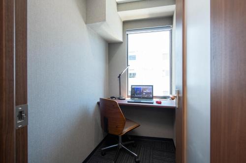 Camera con scrivania, computer portatile e finestra. di ＥＮＴ ＴＥＲＲＡＣＥ ＡＳＡＫＵＳＡ - Vacation STAY 85544v a Tokyo