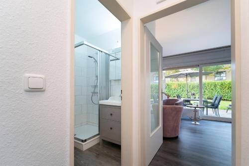 y baño con ducha y lavamanos. en Badeweg 4 Haus Bullerbü, App 6, en Scharbeutz