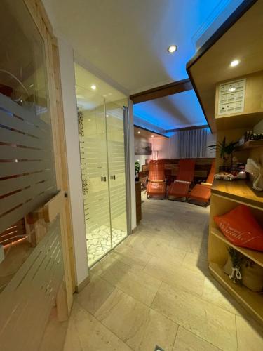 pasillo con puerta de cristal que conduce a la sala de estar en Apart Garni Wiesenhof, en Kappl