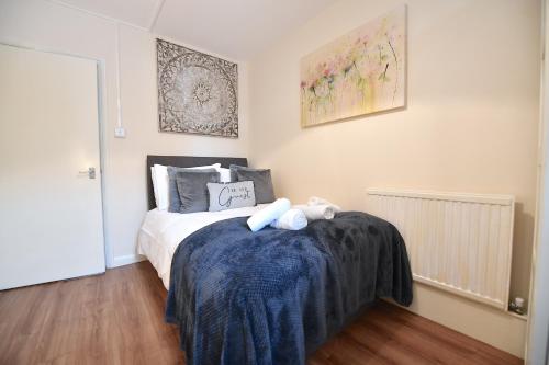 un dormitorio con una cama con dos animales de peluche en Kingsley Apartments Tower Bridge en Londres